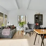 Casa vacanze Cozy In With Kitchen Dronningmølle